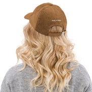 Cord Base Cap mit dog mom Stickerei - verstellbare Baumwoll-Cord-Cap für Dog Moms von Paul Emma