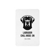 Weiße Sherpa-Decke mit schwarzem Labrador Chill Mode ON Design - Paul & Emma Breed Collection