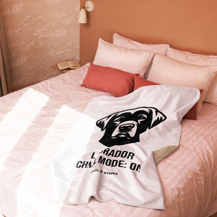 Weiße Sherpa-Decke mit schwarzem Labrador Chill Mode ON Design - Paul & Emma Breed Collection