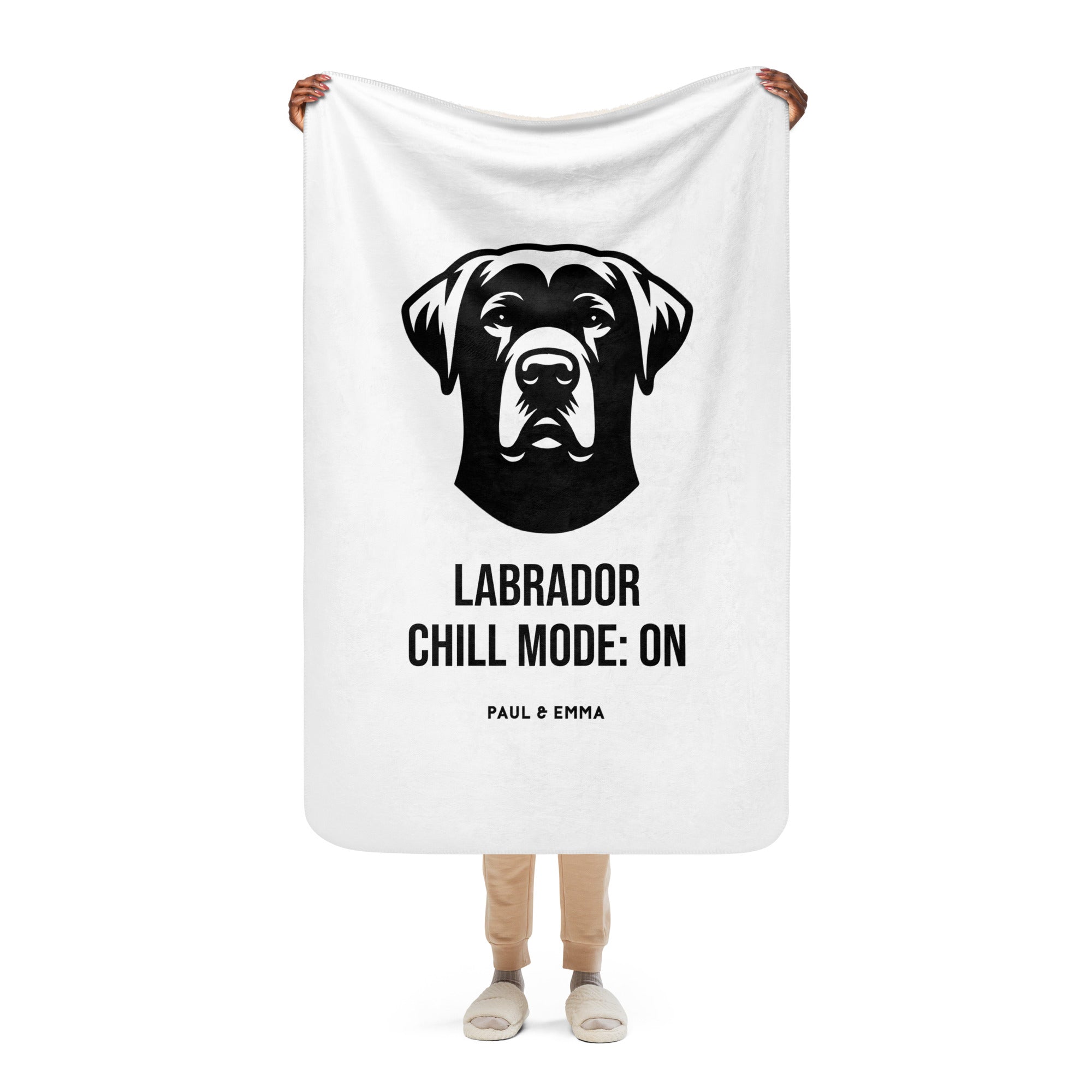 Weiße Sherpa-Decke mit schwarzem Labrador Chill Mode ON Design - Paul & Emma Breed Collection
